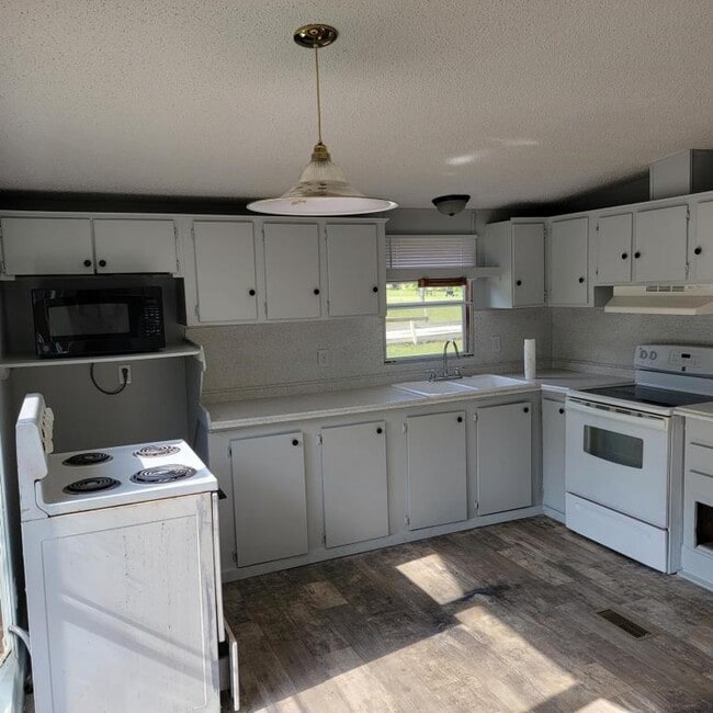 Building Photo - 1450 Broad St