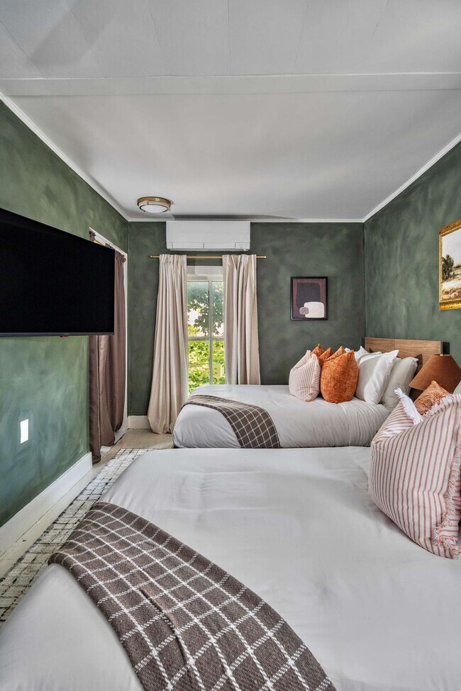 Building Photo - 52 Church St