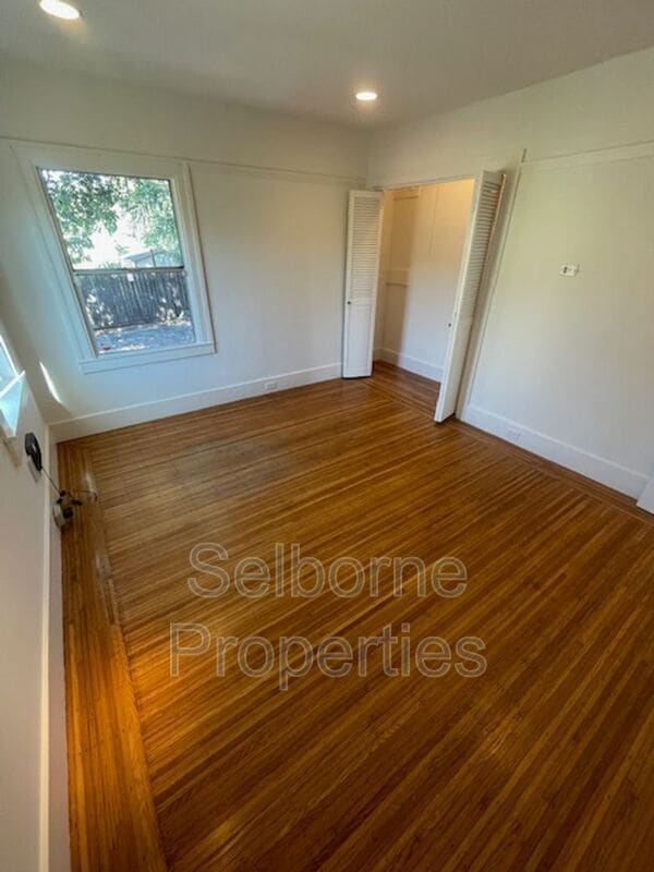 Building Photo - 1424 E 20th St