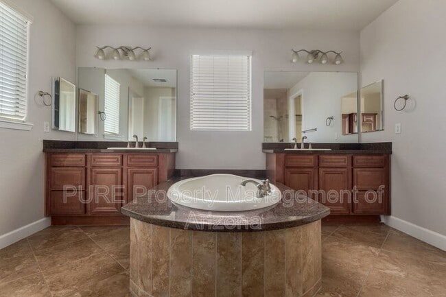 Building Photo - 3311 S Sunland Dr