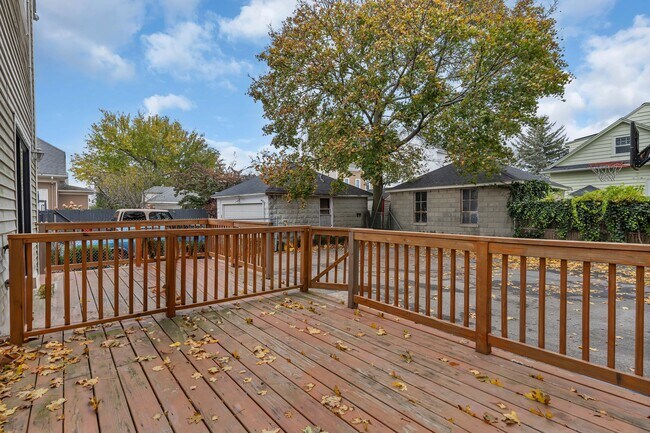 Building Photo - 105 Roosevelt St