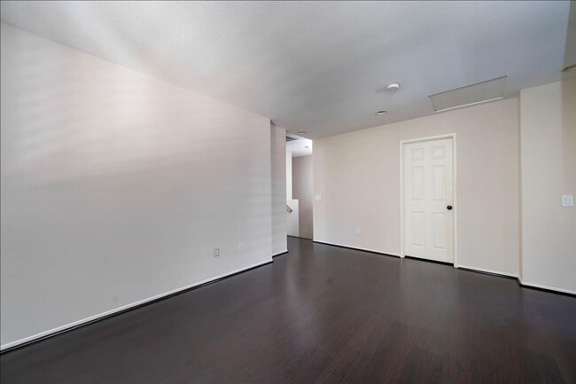 Building Photo - Stevenson Ranch Townhome!  3+2.5+ Loft!  2...