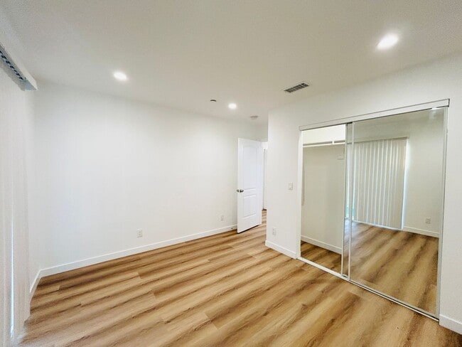 Building Photo - Spacious 6-Bedroom with Private Yard & Parking in Sylmar!