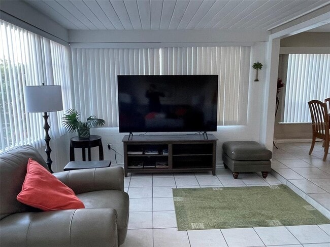 Building Photo - 828 S Tuttle Ave