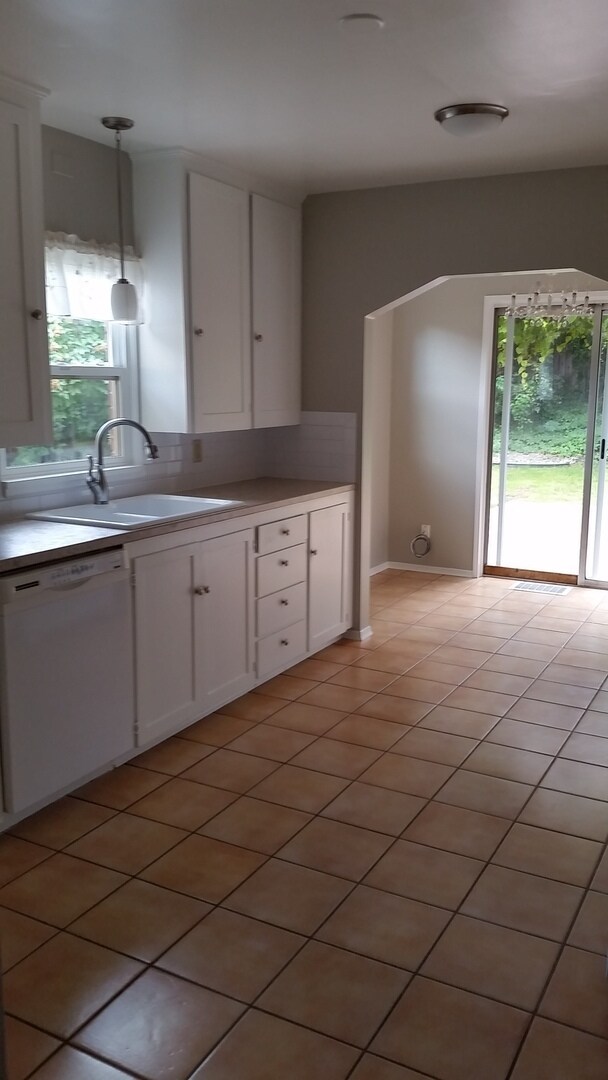 Building Photo - Occupied, do not disturb tenants. Barge-Chestnut Historic District Craftsman 2br 2ba home, with a...