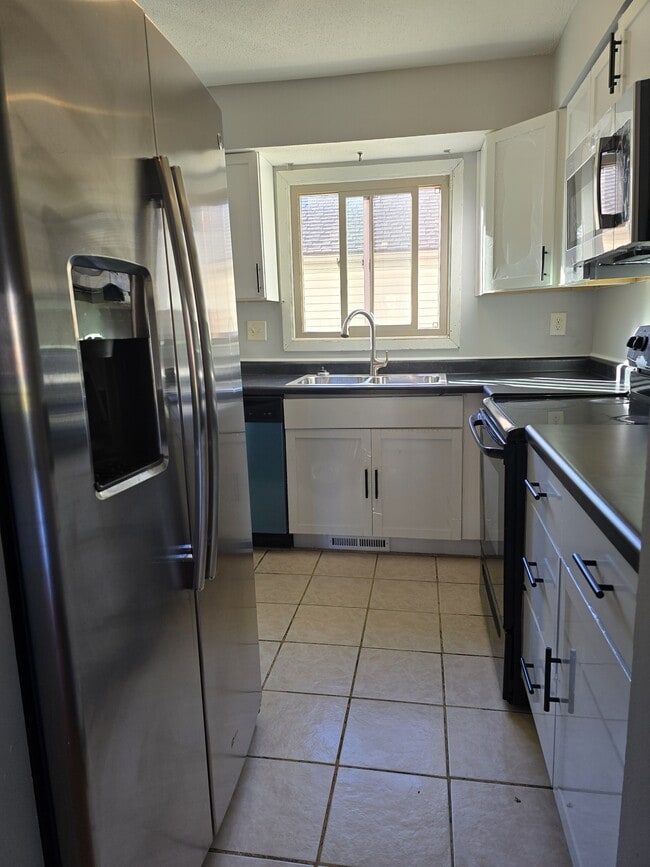 Building Photo - 1551 N Oberlin Cir