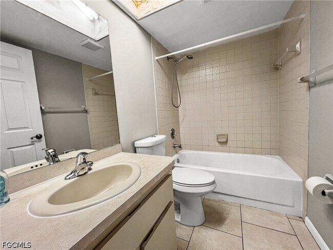Building Photo - 4530 SW 10th Ave