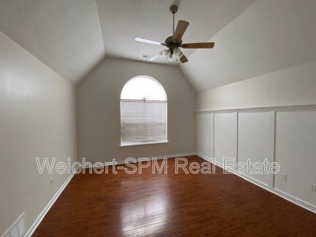 Building Photo - 325 Mossy Springs Dr