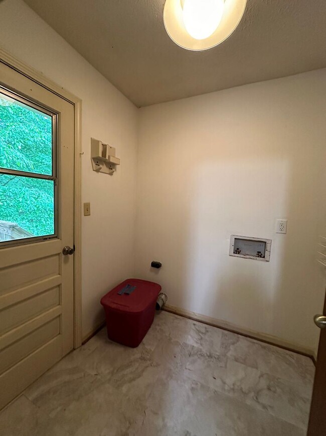 Building Photo - Available now,  3/2 with large unfinished basement, in University Heights