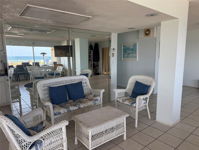 Building Photo - 1161 Hillsboro Mile