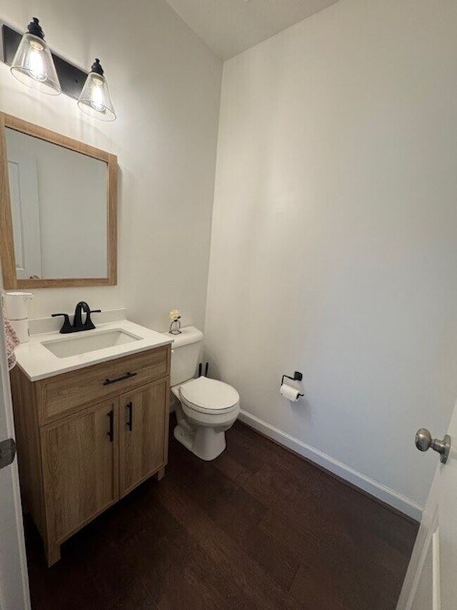 Building Photo - Adorable duplex condo in Red Mill.