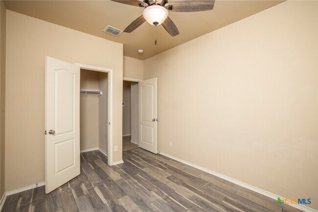Building Photo - 433 Stonebrook Dr