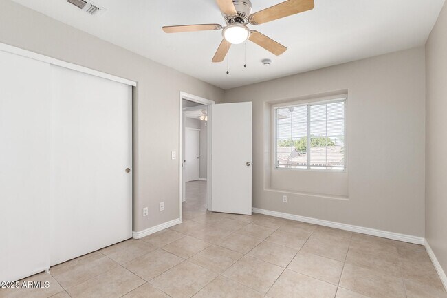 Building Photo - 913 W Juanita Ave