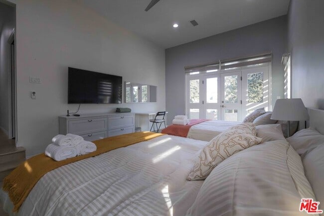 Building Photo - 1121 S Wilton Pl