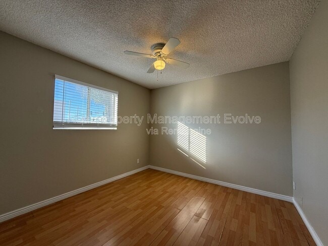 Building Photo - 8010 E Oak St