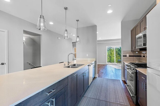 Building Photo - Modern 3 beds/ 2.5 bath townhouse in Kenmore!
