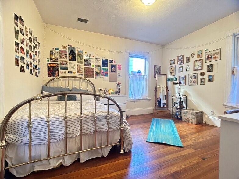 Primary Photo - 8 Carmel St