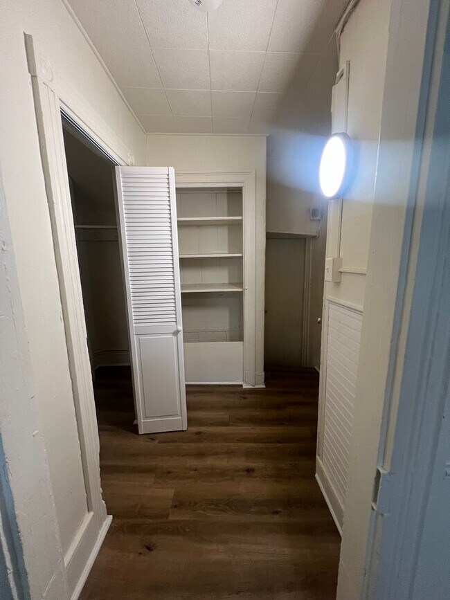 Building Photo - 114 S Queen St