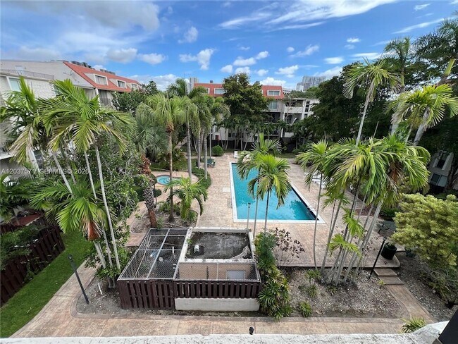 Building Photo - 6886 N Kendall Dr