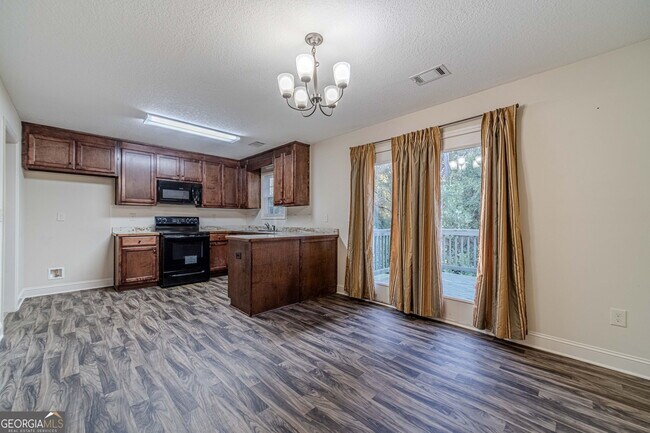 Building Photo - 583 Embassy Walk