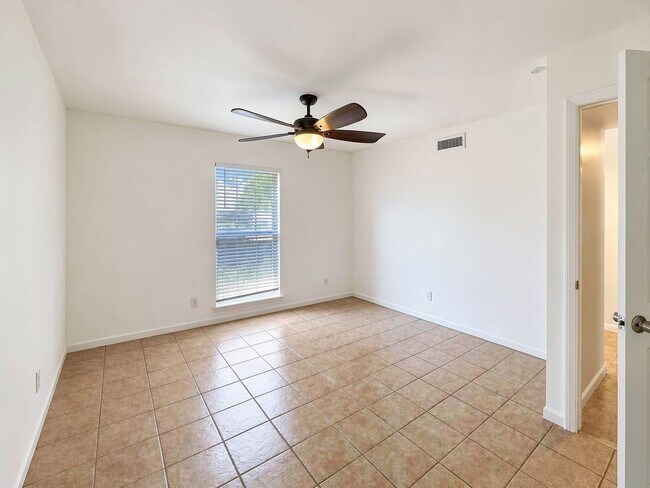 Building Photo - 11067 Wallbrook Dr
