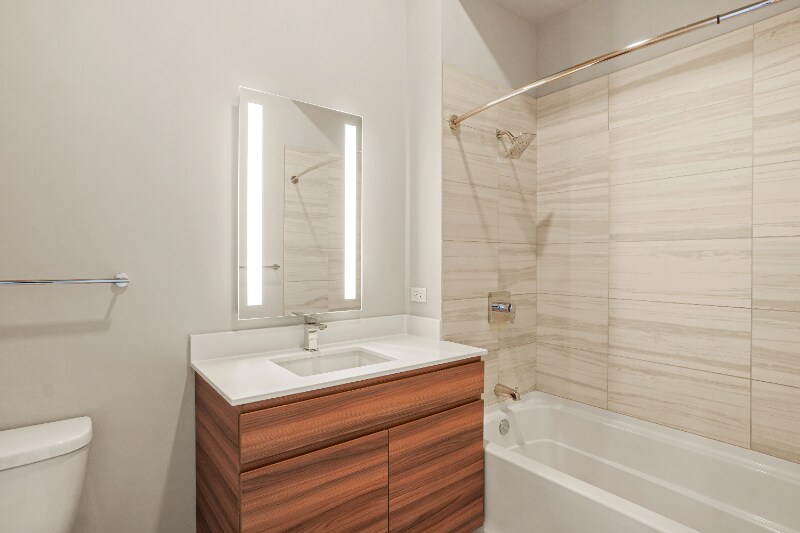 Building Photo - 823 N Wells St