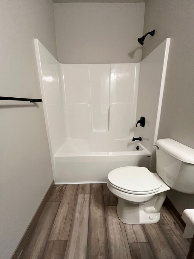 Building Photo - Spacious 2 Bed/2 Bath House with 3 Car Garage!