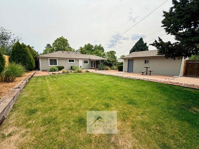 Building Photo - 2140 Robin Dr