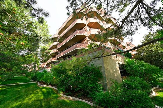 Building Photo - Modern Downtown Condo at Arlington Place