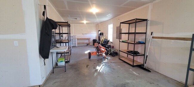 Building Photo - Three Bedroom 2.5 Bath House