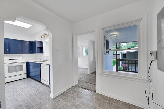 Building Photo - $2,300.00 - 2 Beds, 1 Bath, Single Family ...