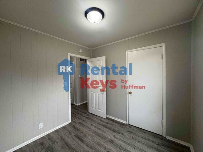Building Photo - Three Bedroom Duplex