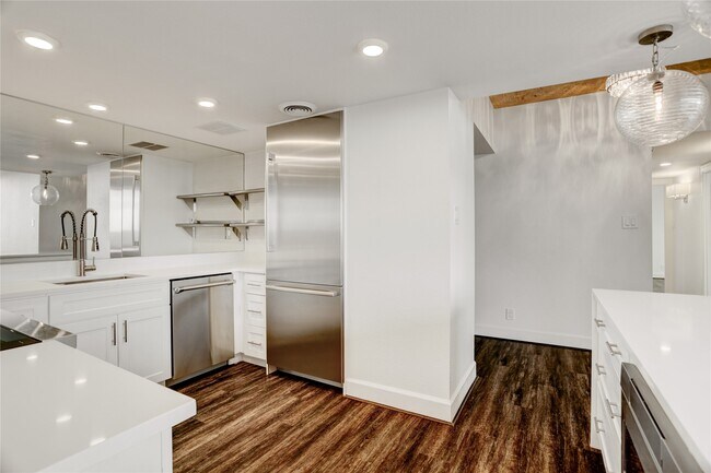 Building Photo - 2701 Westheimer Rd