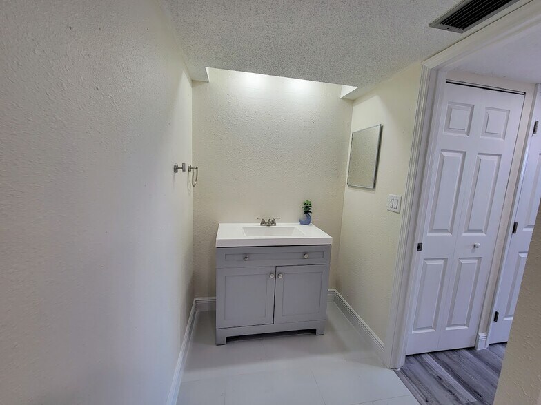 Building Photo - 500 Treasure Island Cswy