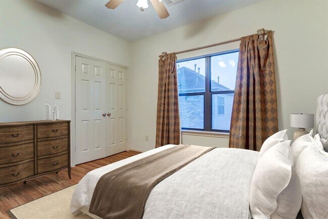 Building Photo - Impeccably Maintained Midtown Townhome wit...