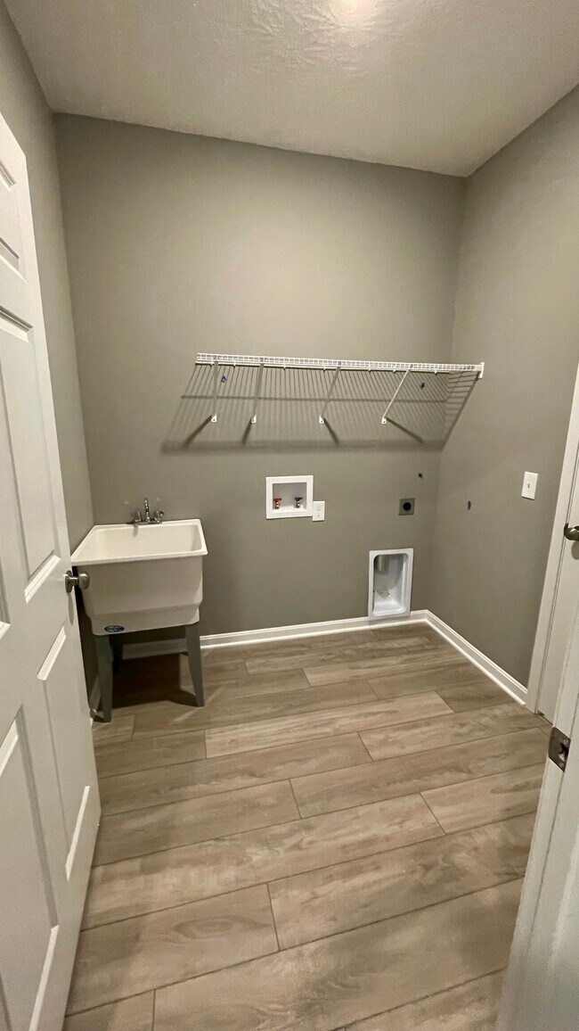 Building Photo - 5011 S Castle Ct