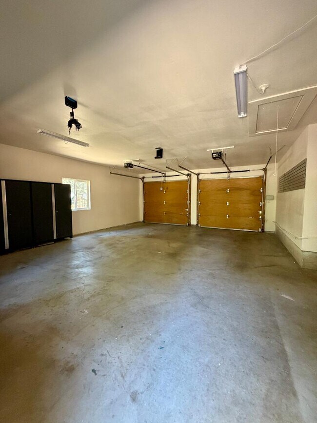 Building Photo - 61171 Minaret Cir