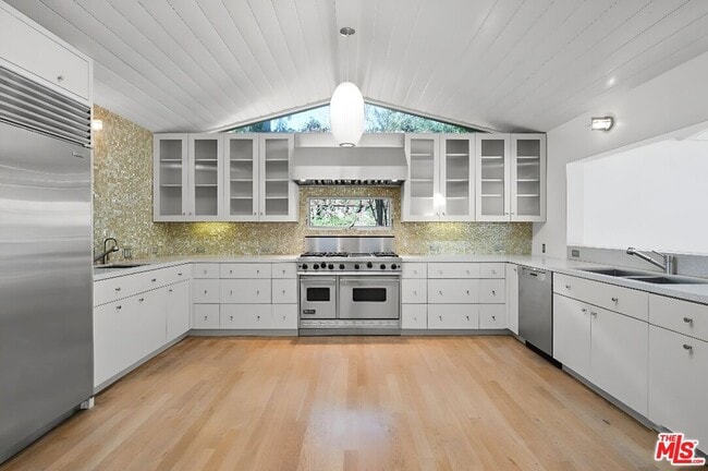 Building Photo - 1700 San Ysidro Dr