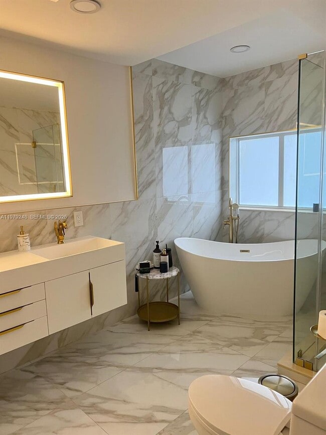 Building Photo - 568 N University Dr