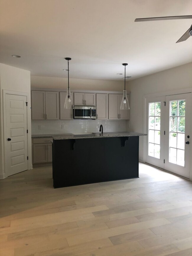 Building Photo - Townhome with 3 Bed/2.5 Bath w 1 Car Garag...