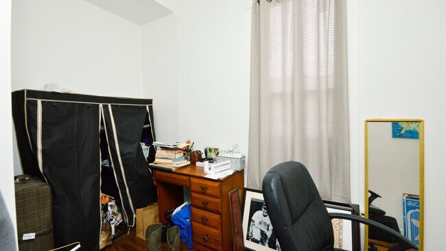 Building Photo - Large 2bd/ + Den/1bth Updated, in West Town, Avail 8/1!
