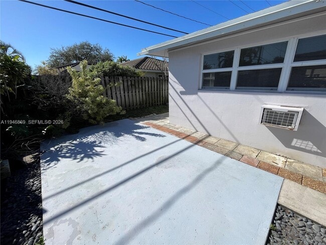 Building Photo - 5550 NE 20th Terrace