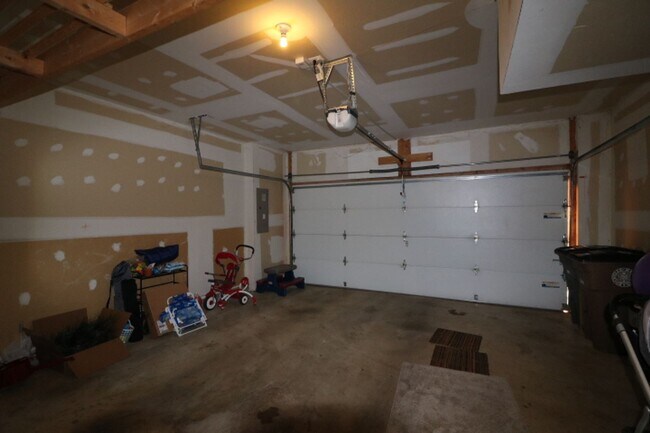 Building Photo - 308 Garden View Square