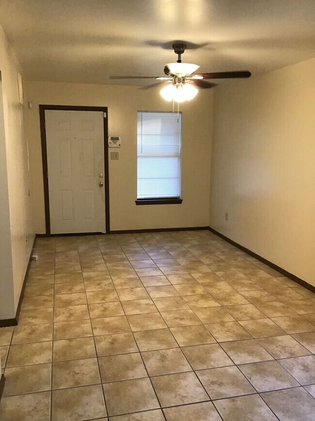 Building Photo - 2359 Elm Park Dr