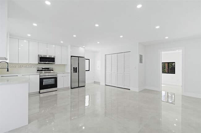 Building Photo - 4800 SW 61st Ave