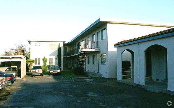 Building Photo - 945 S 45th St