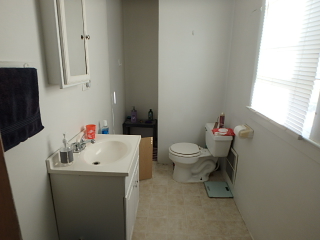 bathroom - 410 Green St