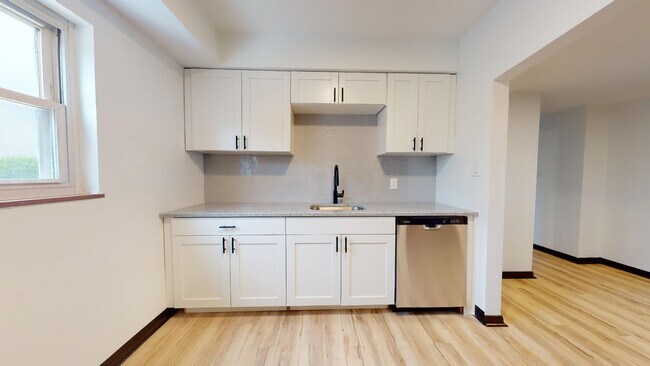 Building Photo - Parma - 2 Bedroom - 3rd Floor Unit