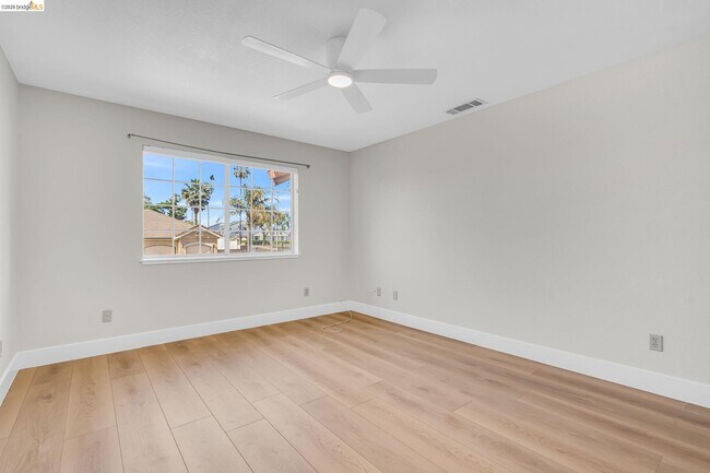 Building Photo - 5650 Edgeview Dr