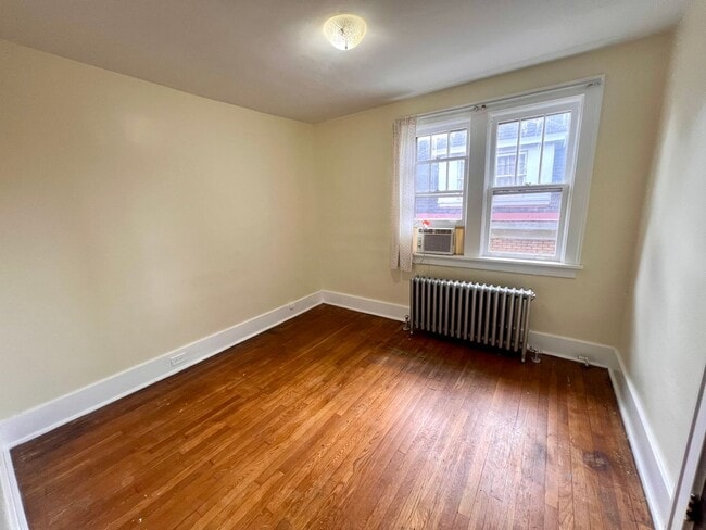 Building Photo - Spacious Home - 3 bedroom 1 bath - Squirre...